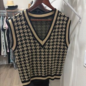Houndstooth Knit V-Neck Sweater Vest in Black and Beige